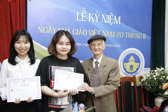 View - 	Thủ khoa kép Văn học đưa tôi đến hiện đại từ truyền thống