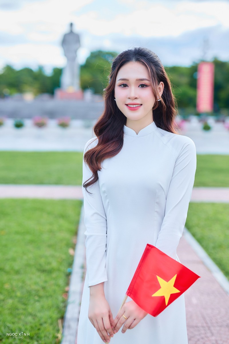 Nu MC dai Nghe An dien ao dai trang mung ngay Quoc khanh 2/9