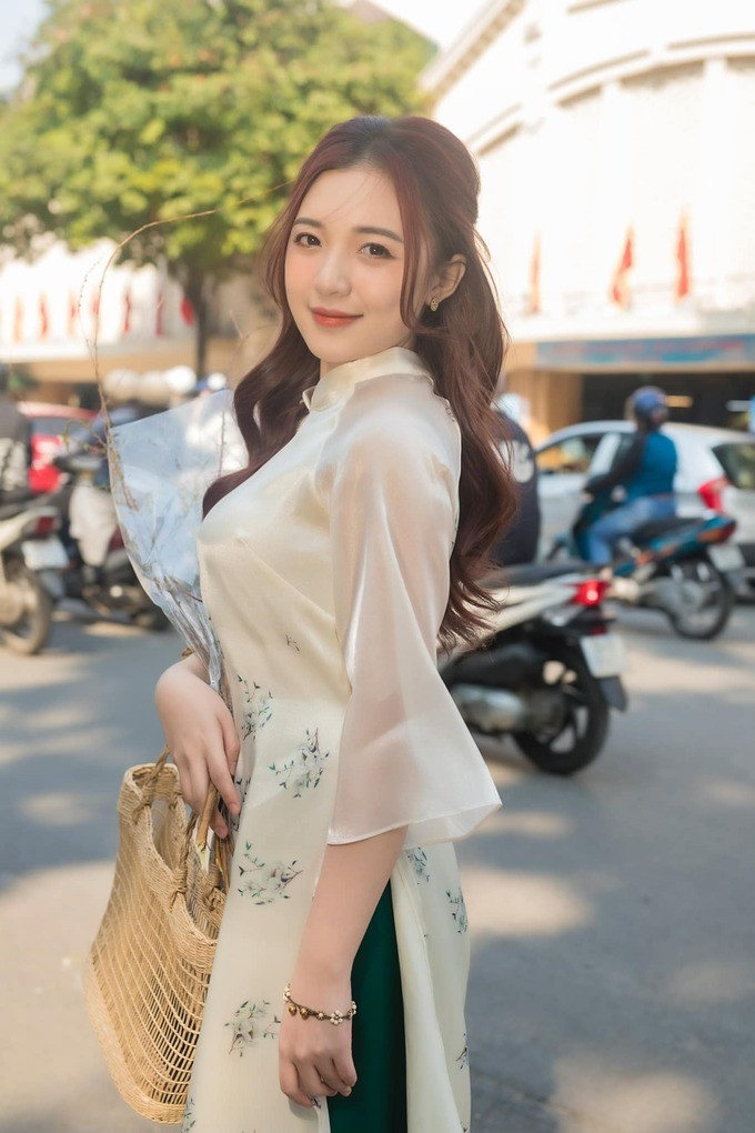 “Nu MC tre nhat VTV” nen na trong ta ao dai ngay Quoc khanh-Hinh-8