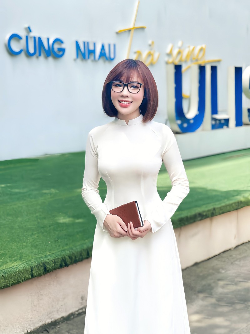 Dien ao dai ngay khai giang, nu giang vien Ha thanh hut anh nhin-Hinh-4