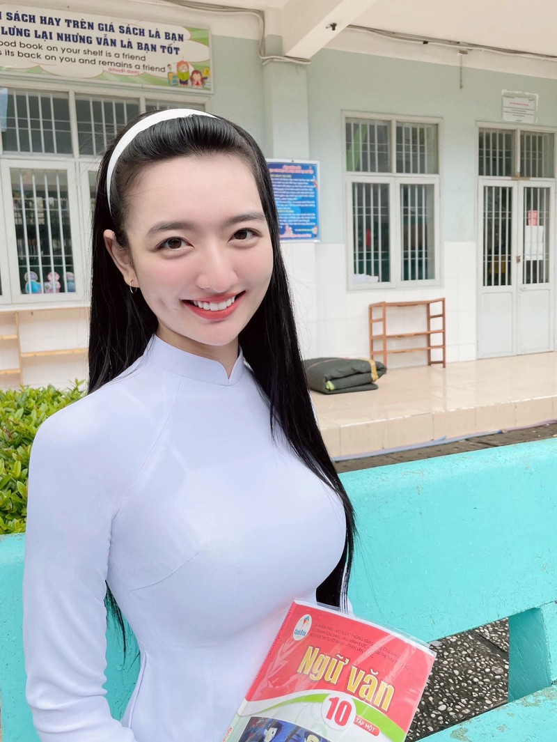 Gai xinh Viet lai 3 dong mau dien ao dai trang khoe duong cong-Hinh-4