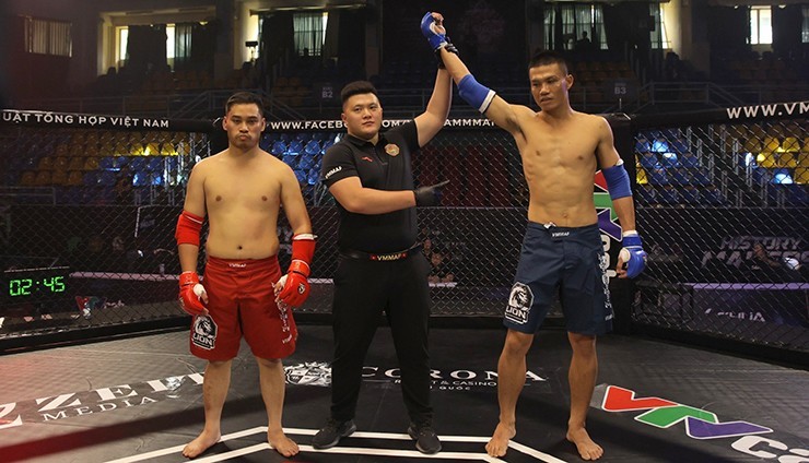 Vo si Pham Cong Minh lap ky luc giai MMA so 1 Viet Nam-Hinh-2