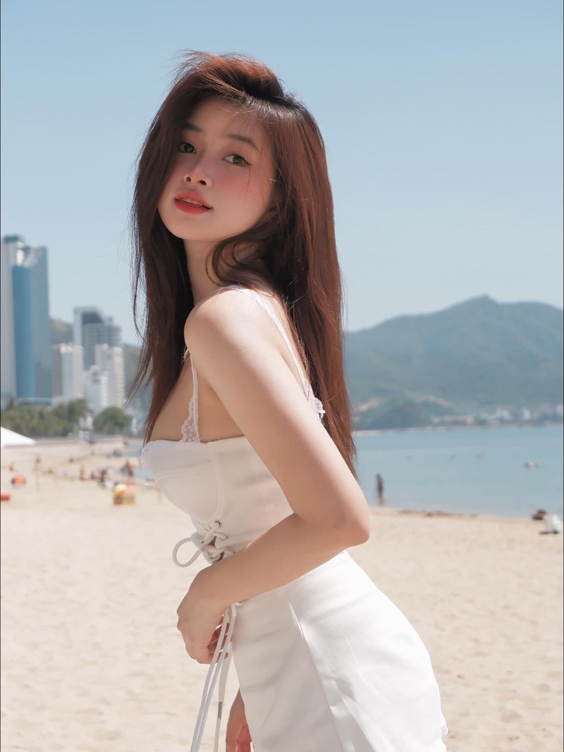 Gai xinh 2K me thoi trang co dien mac gi nhin cung quyen ru-Hinh-5