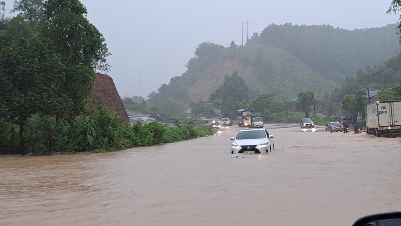 Cu tri than phien quoc lo 6 cu mua la ngap