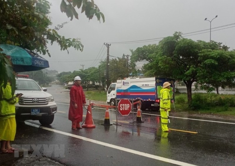 Da Nang: Can canh sat lo hang tram khoi dat da tren deo Hai Van-Hinh-4