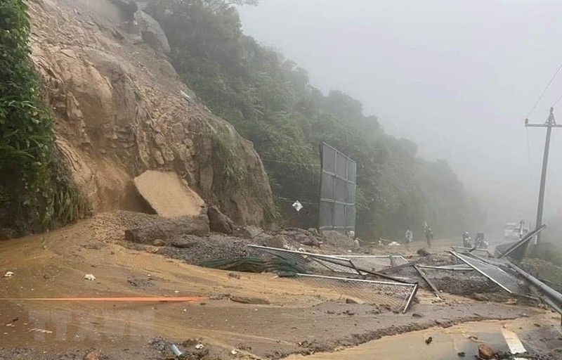 Da Nang: Can canh sat lo hang tram khoi dat da tren deo Hai Van