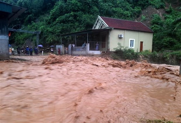 Mua lon o cac tinh tu Nghe An den Quang Ngai, de phong lu quet