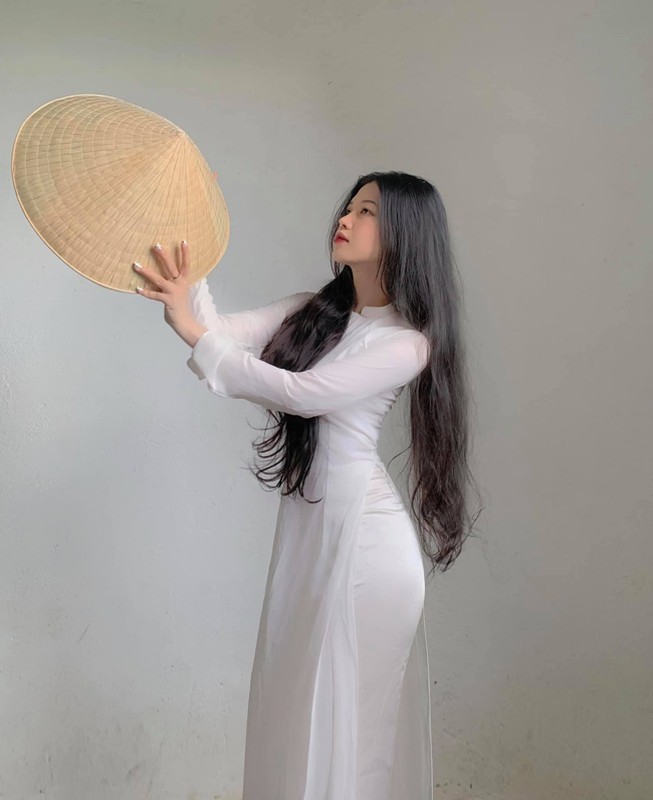 Hot girl ao dai trang “bien hinh” tao bao lam netizen ai ngai-Hinh-2