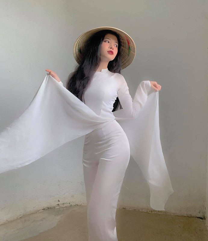 Hot girl ao dai trang “bien hinh” tao bao lam netizen ai ngai