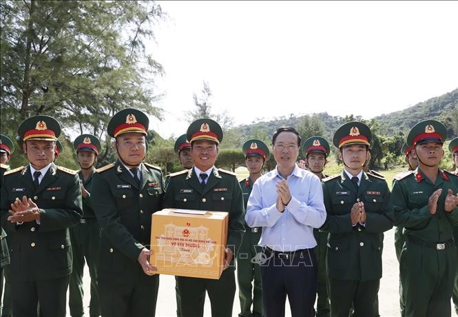 Chu tich nuoc Vo Van Thuong tham quan va dan huyen dao Co To-Hinh-4