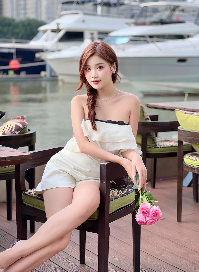 Hot girl Nong cung World Cup 2022 nhan sac thang hang hang ra sao?-Hinh-11