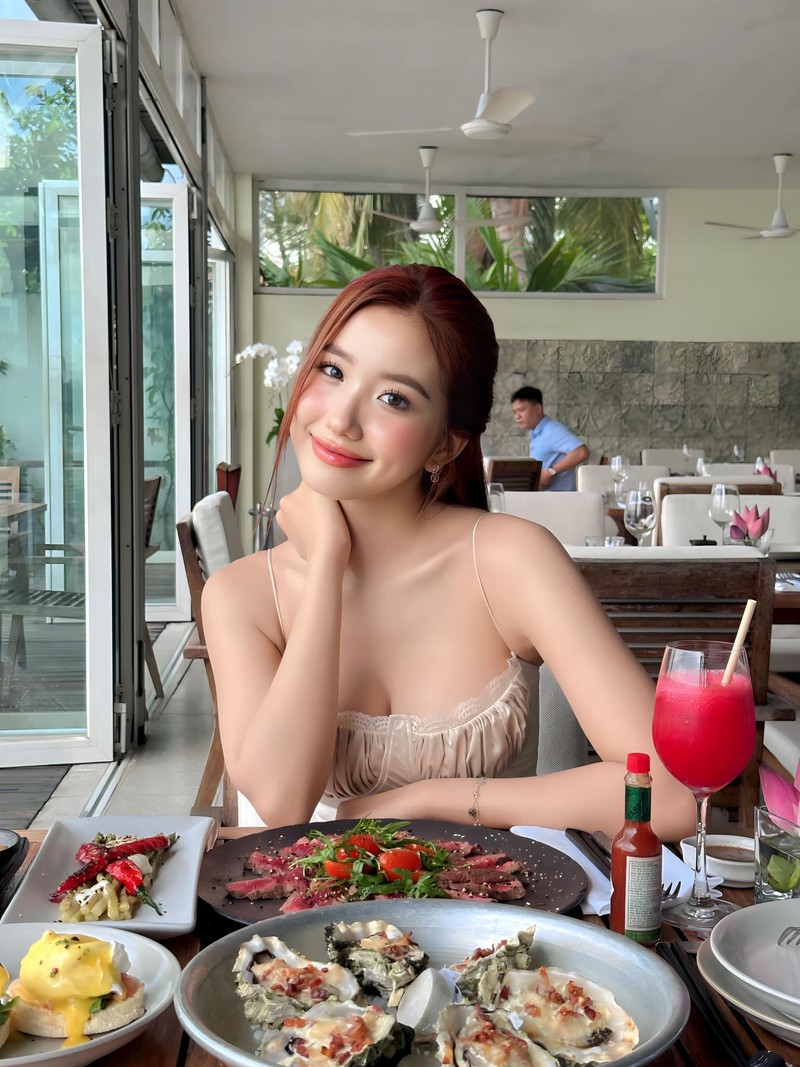 Hoa hậu Việt Nam nhỏ tuổi nhất xuống phố váy áo gợi cảm, nhìn vội là dễ 