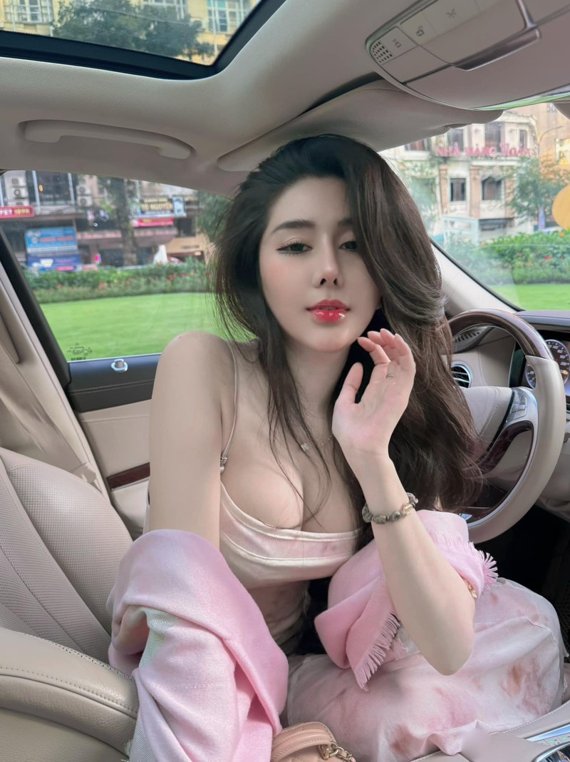 “Hot girl ao dai” Sai thanh dien vay ngan khoe dang trong xe hop-Hinh-6
