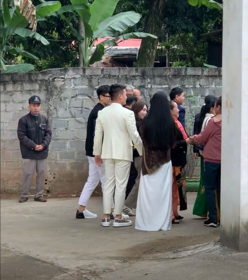 Quang Hai xuat hien banh bao lam le dam ngo voi ban gai-Hinh-3