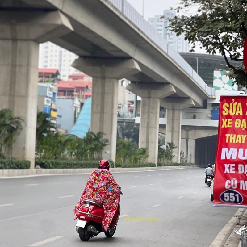 Troi ret, hinh anh trum chan bong phi xe may gay bao mang-Hinh-6