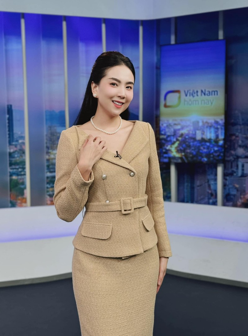 Khong tiec tung, “MC dep nhat VTV” don tuoi moi bang tau can ho