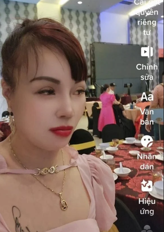 Co dau Thu Sao khoe dien mao kho hieu o moi lan tai xuat-Hinh-5