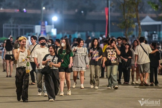 Du khach do ve cong vien bo song Sai Gon 'moi toanh' choi truoc Tet Duong lich