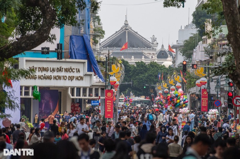 Tet Duong lich 2024: Pho di bo Ho Guom chat nhu nem-Hinh-2