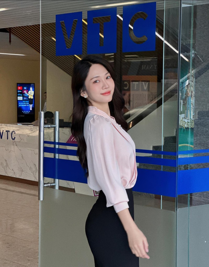 Khoe khoanh khac dien ao dai, Le Bong duoc khen dep nhu AI-Hinh-2