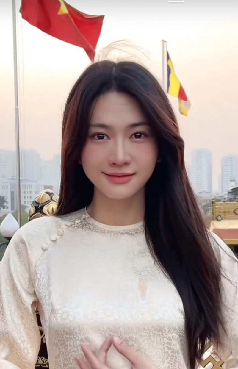 Khoe khoanh khac dien ao dai, Le Bong duoc khen dep nhu AI-Hinh-4