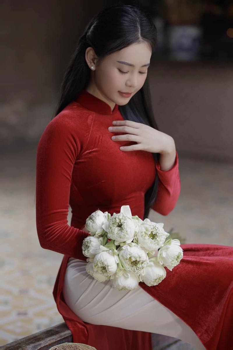 Dien ao dai do, nu gymer Phan Thiet khoe duong cong tuyet my-Hinh-3