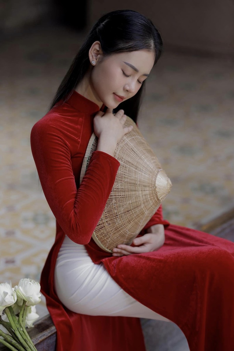 Dien ao dai do, nu gymer Phan Thiet khoe duong cong tuyet my-Hinh-4