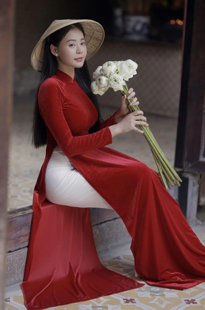 Dien ao dai do, nu gymer Phan Thiet khoe duong cong tuyet my-Hinh-5