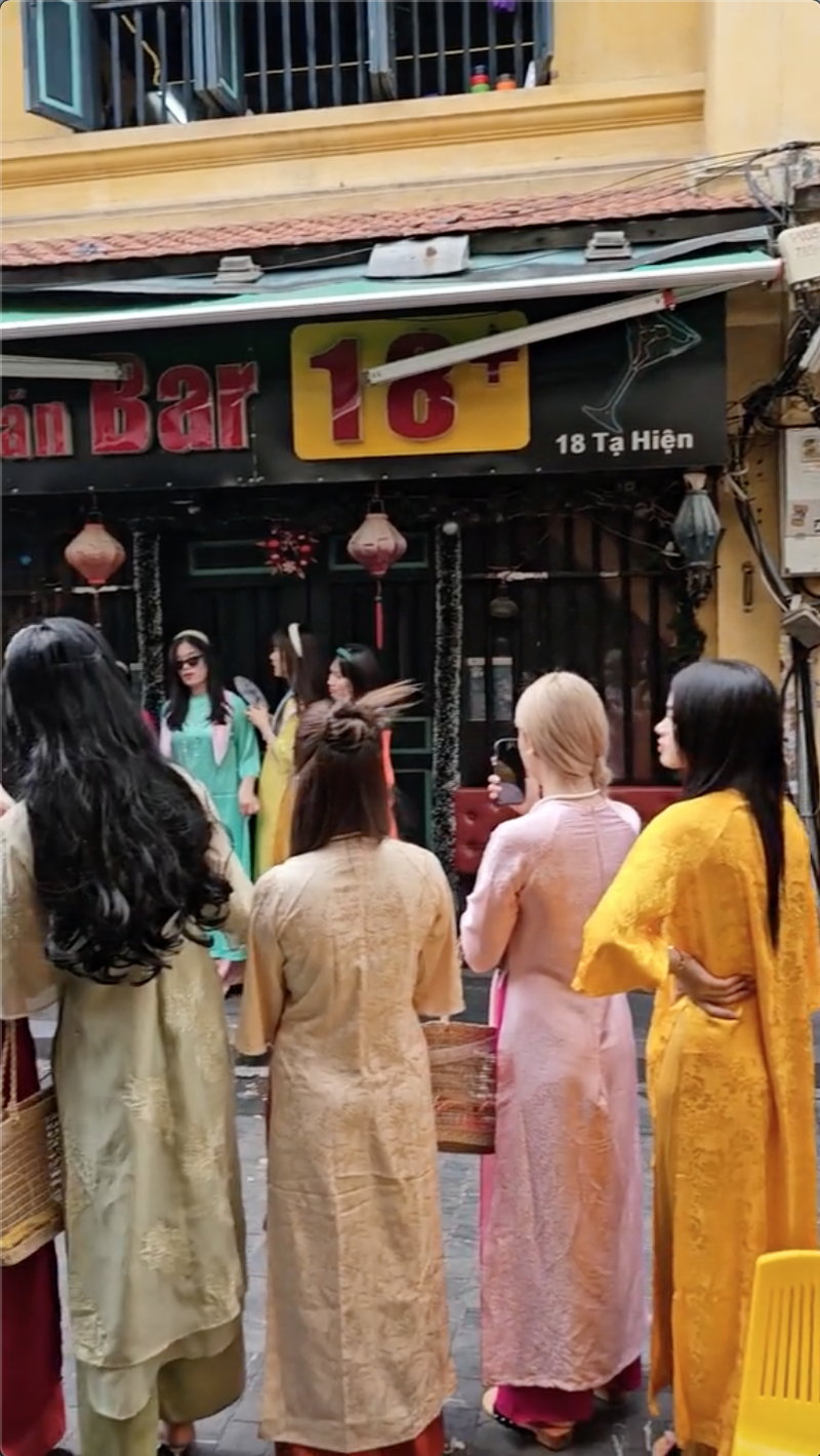 “Kiep nan” cua gioi tre chup ao dai Tet tai Ha Noi, nhin ma chan ngang-Hinh-5