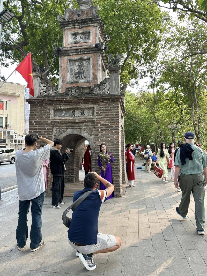 “Kiep nan” cua gioi tre chup ao dai Tet tai Ha Noi, nhin ma chan ngang-Hinh-8