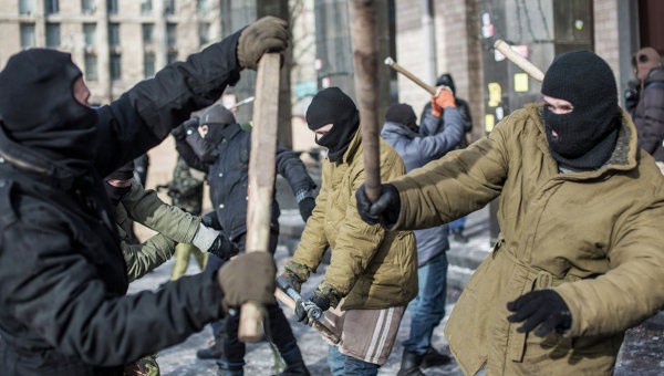 Maidan va binh si Ukraine hon chien tren duong pho Kiev