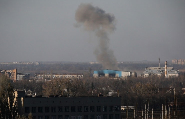 Ly khai Ukraine ban phao xoi xa san bay Donetsk, 3 linh thiet mang