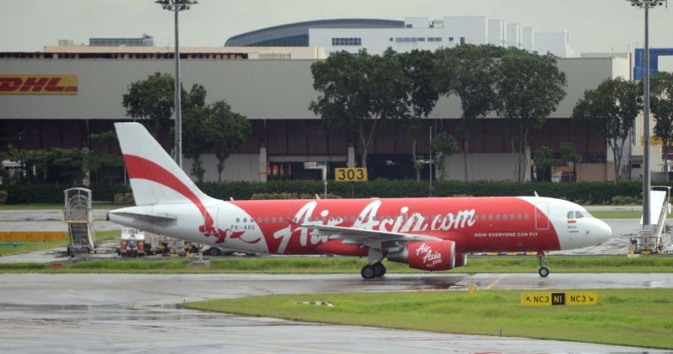 mot may bay air asia bi cam cat canh sau vu qz8501 hinh anh