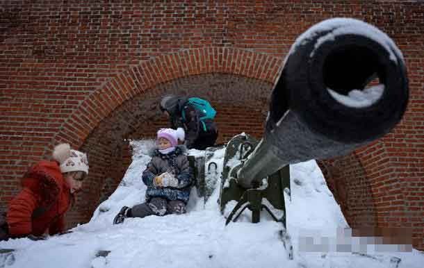 UNICEF: Khong co bang chung linh tre em tham chien o Donbass