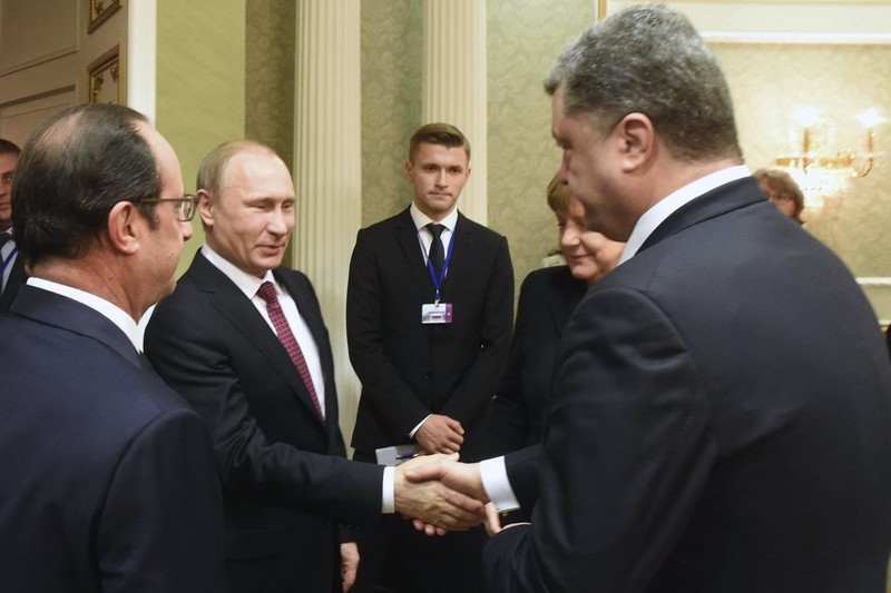TT Ukraine mien cuong bat tay ong Putin o hoa dam Minsk