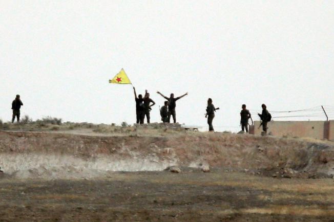 Chien binh nguoi Kurd chiem lai thi tran Tel Abyad tu IS