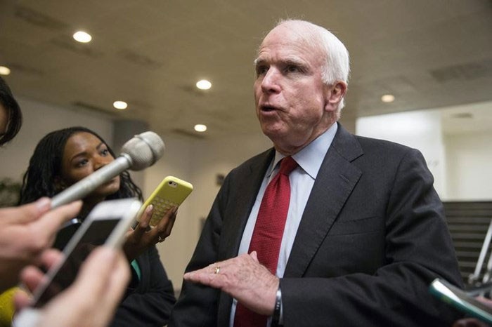 TNS McCain keu goi noi long lenh cam ban vu khi cho VN