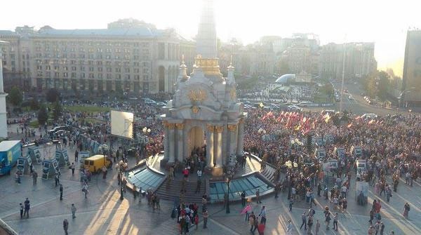 Nhom cuc huu Right Sector doi lat do Tong thong Ukraine