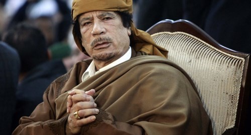 Dai ta Gaddafi tung tien doan ve khung hoang di cu
