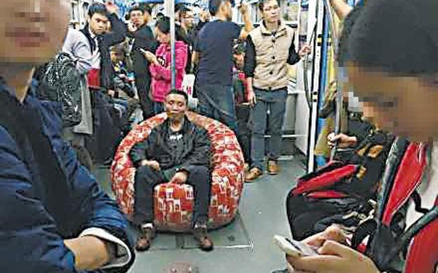 Gai tre TQ vo tu dap mat na tren tau dien ngam-Hinh-3