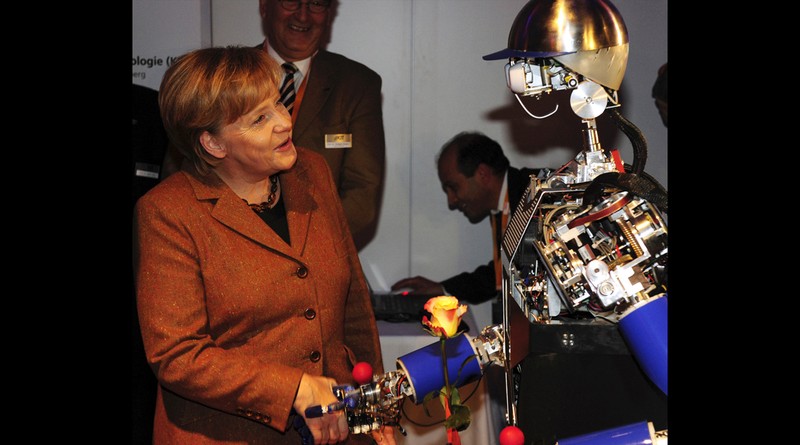 Chum anh Thu tuong Duc Merkel thich choi robot-Hinh-5