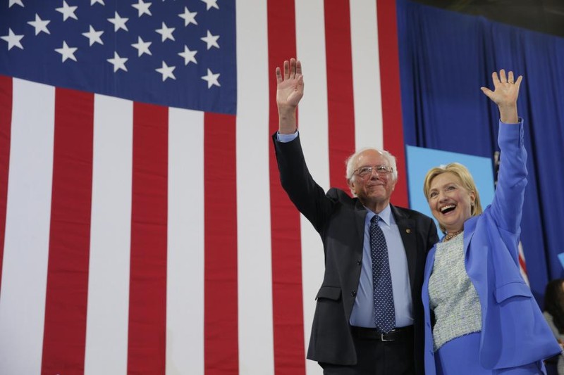 Ung vien Bernie Sanders tuyen bo ung ho ba Hillary Clinton