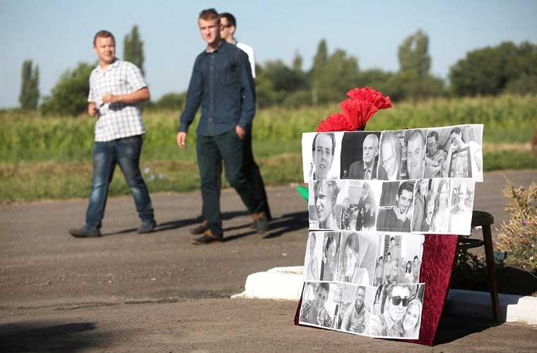 Dan Ukraine tuong nho cac nan nhan tham kich MH17-Hinh-6