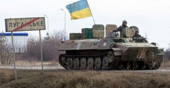 Quan doi Ukraine chuyen nhieu vu khi toi tan den sat Donbass