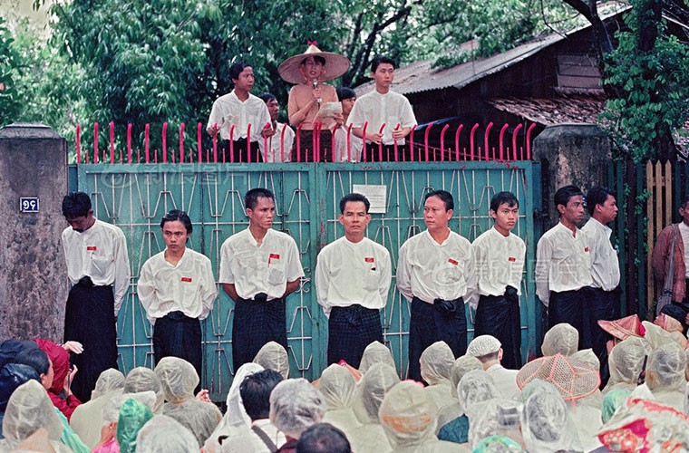 Cuoc doi ba Aung San Suu Kyi qua anh-Hinh-12