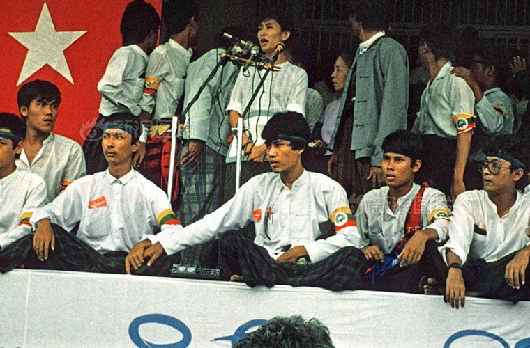 Cuoc doi ba Aung San Suu Kyi qua anh-Hinh-9