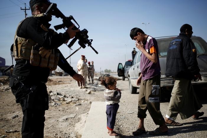 Chien dich danh IS o Mosul: Quan doi Iraq sat san bay Mosul-Hinh-10