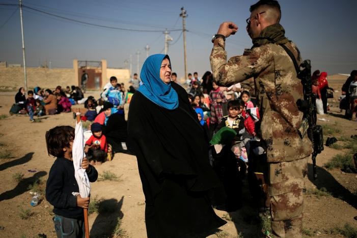 Chien dich danh IS o Mosul: Quan doi Iraq sat san bay Mosul-Hinh-6