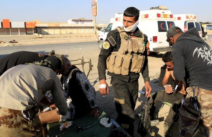 Chien dich danh IS o Mosul: Quan doi Iraq sat san bay Mosul-Hinh-8