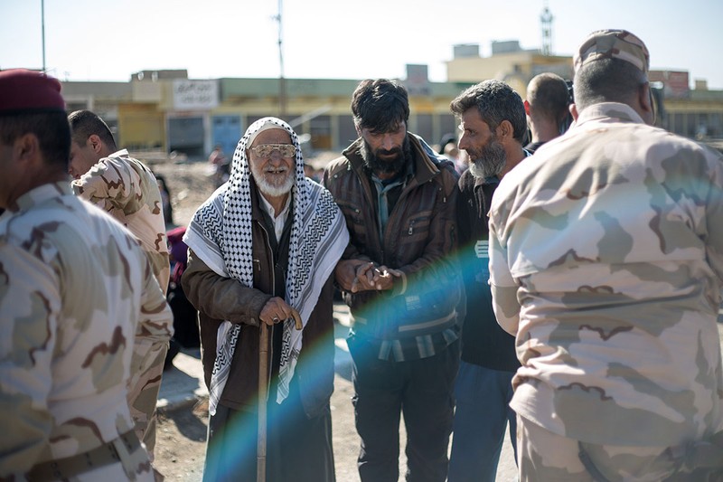 Chien dich danh IS o Mosul: Dong nguoi ao ao chay ti nan-Hinh-4